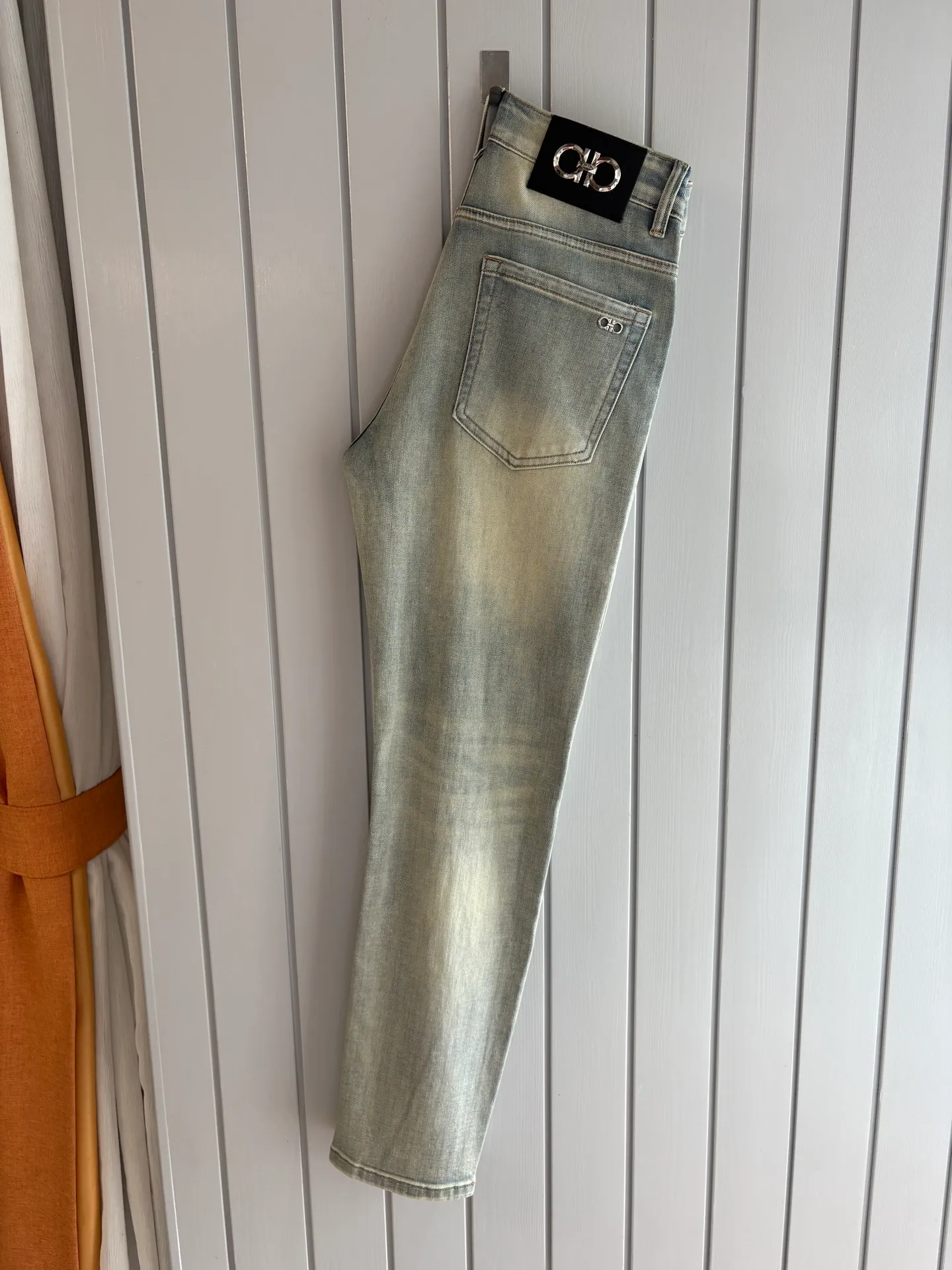 Ferragamo 41SS spring and summer jeans are coming. Premium version. Special counter-customized fabrics🌹Breathable, high comfort. Impeccable details. The design concept of brand elements reflects high quality. It feels delicate and soft. It presents casual tailoring and the upper body shape is awesome! Sizes: 28-38 (no 35.37)